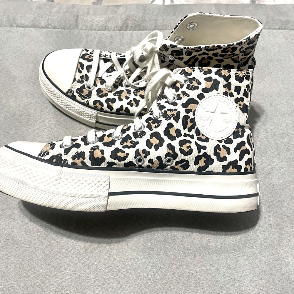 leopard converses !